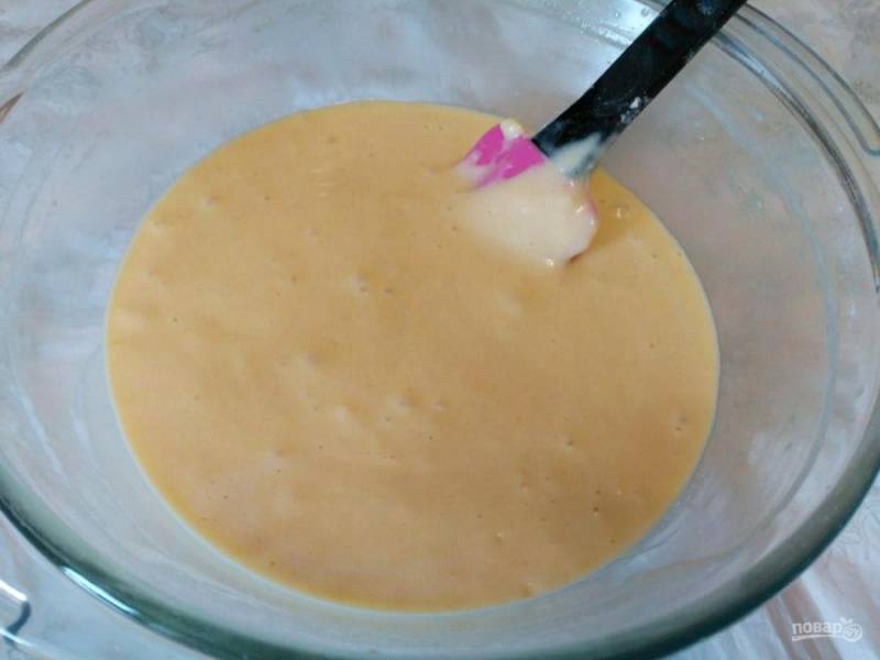 Частями влейте в тесто горячую молочно-масляную смесь при осторожном и быстром перемешивании.