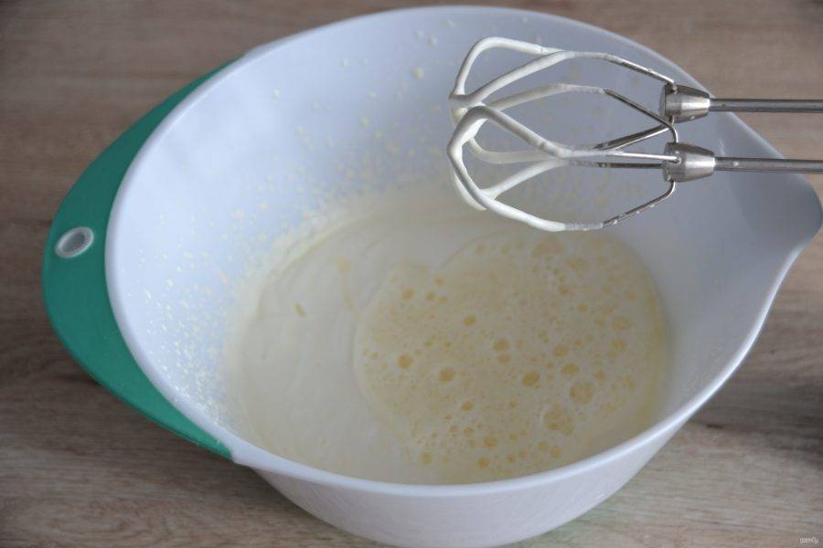 Взбейте сливки до плотной пышной массы, добавьте сюда же взбитые с сахаром яйца.