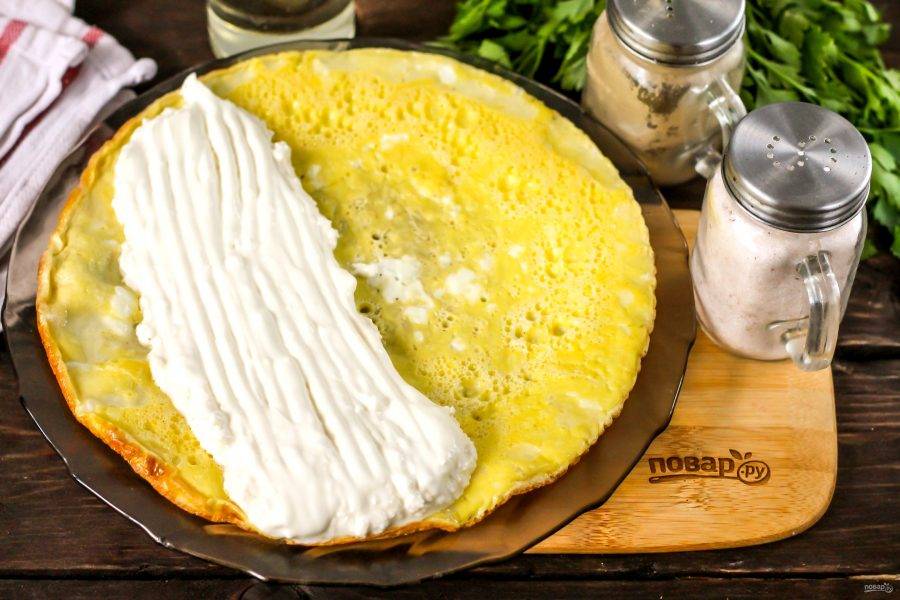 Омлет выложите на тарелку и на его край выложите сливочный сыр любой жирности и любого вкуса.