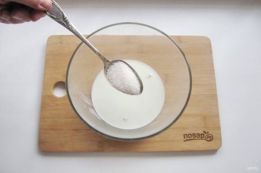 Влейте теплое молоко и добавьте сахар, ванильный сахар.