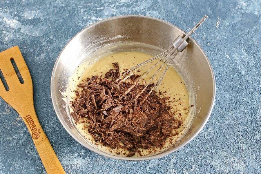 Перемешайте все еще раз и добавьте шоколад. Шоколад можно порубить ножом или натереть на крупной терке.