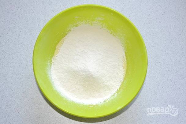 Всыпьте соль и просеянную муку. Добавлять лучше небольшими порциями, чтобы тесто не было слишком забитым. 