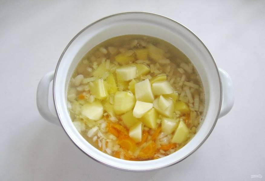 Картофель очистите, помойте и нарежьте. Выложите в кастрюлю. Суп посолите по вкусу. Можно и поперчить.