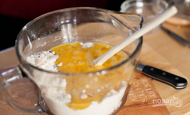 3. Соедините все сухие ингредиенты: просеянную муку, разрыхлитель, соль и сахар. Взбейте яйца с ванильным экстрактом, добавьте их туда же. 