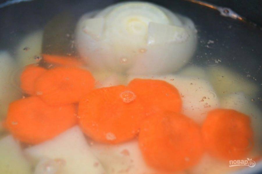 5.	Положите картофель и морковь в суп, хорошо перемешайте.