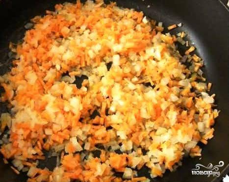 Мелко нарезанные лук, морковь и чеснок пару минут обжариваем в растительном масле (до прозрачности лука).