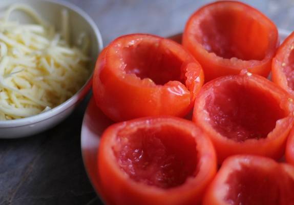 5. Середину из помидор следует убирать, после чего ее можно жарить вместе с овощами. Верх "закрываем"  сыром, чтобы получилась корочка и ставим в духовку.