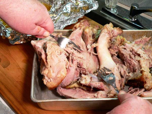 Готовое мясо хорошо отделяется от кости, если есть кость в куске мяса. Разделите его на волокна или режьте ножом по мере необходимости.