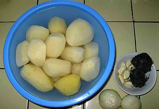 Первым делом необходимо почистить картофель, репчатый лук и чеснок, измельчить укроп. 