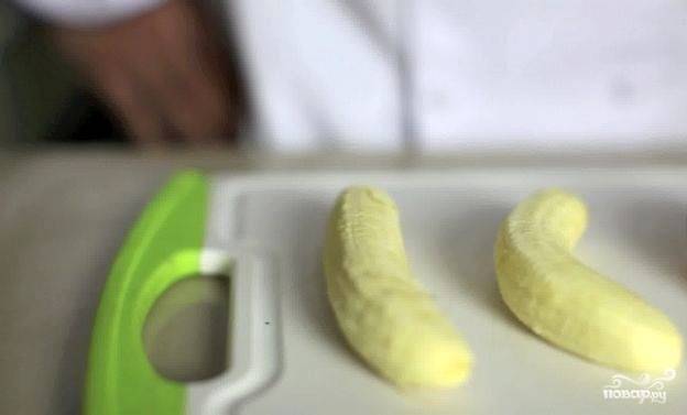 2. Бананы очистите. Есть несколько вариантов, как сделать жареные бананы с медом - целиком, половинками или сразу порезав небольшими дольками. В данном случае выбран первый вариант, но вы можете экспериментировать. 