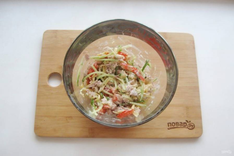 Посолите салат по вкусу и перемешайте.