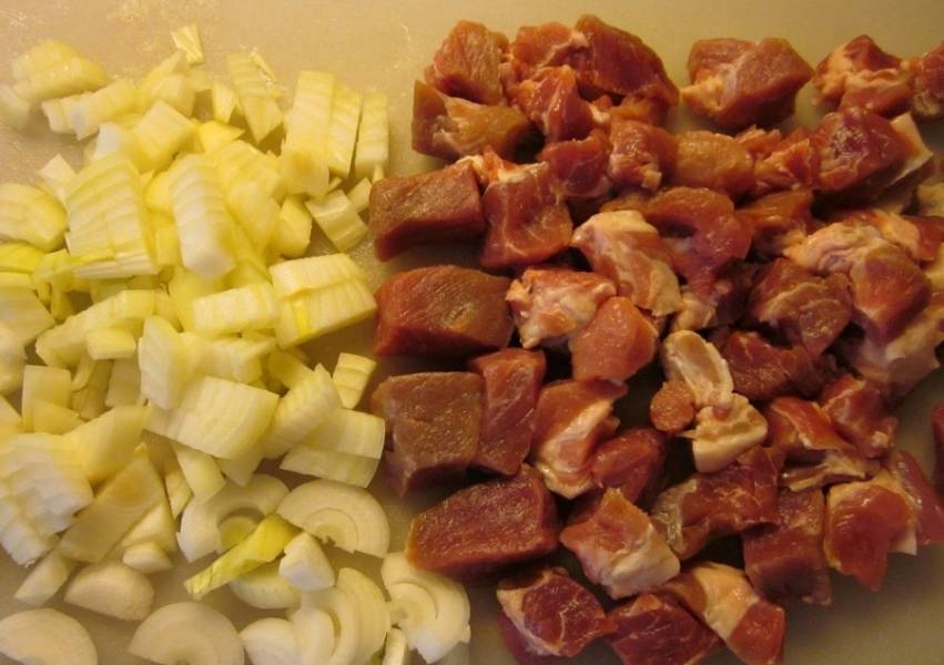 Кубиками режем свинину, лук также измельчаем.
