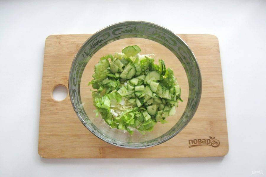 Огурец помойте и нарежьте тонкими пластиночками. Добавьте в салат.