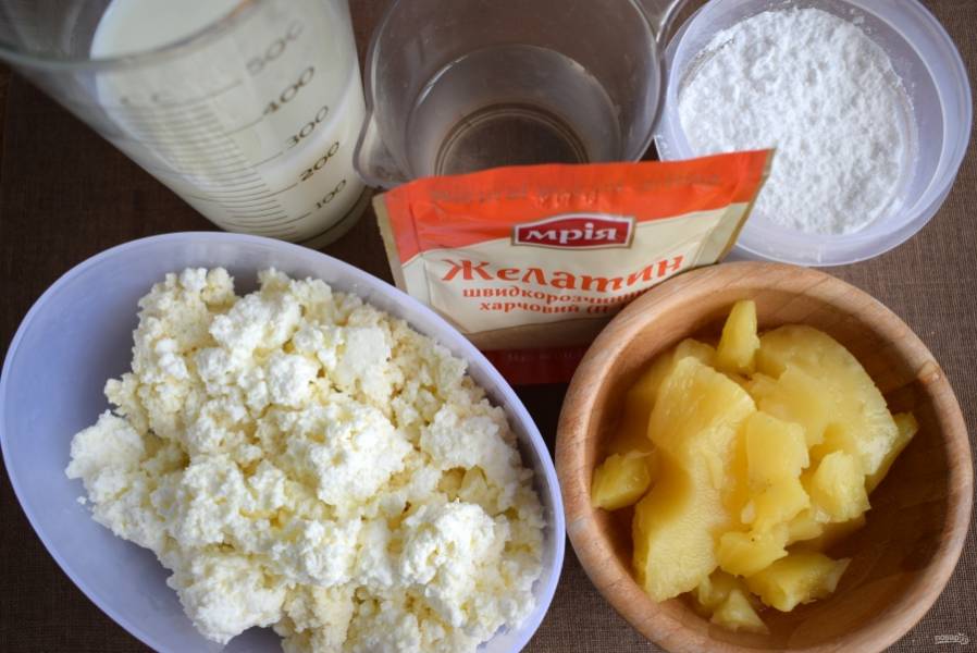 Подготовьте необходимые продукты. Слейте сироп с консервированного ананаса.