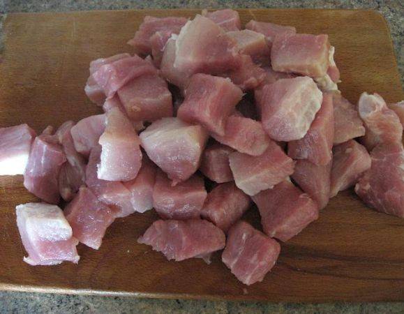 4. Пока они тушатся нарезаю мясо. Свинину лучше использовать нежирную и рубить ее среднего размера.