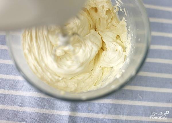 Снова взбейте крем при помощи миксера или кухонного комбайна. Если вы хотите, чтобы крем был более сладким, то добавьте еще сахарной пудры. Если вы готовите пирожные для детей, то не добавляйте в крем коньяк. 