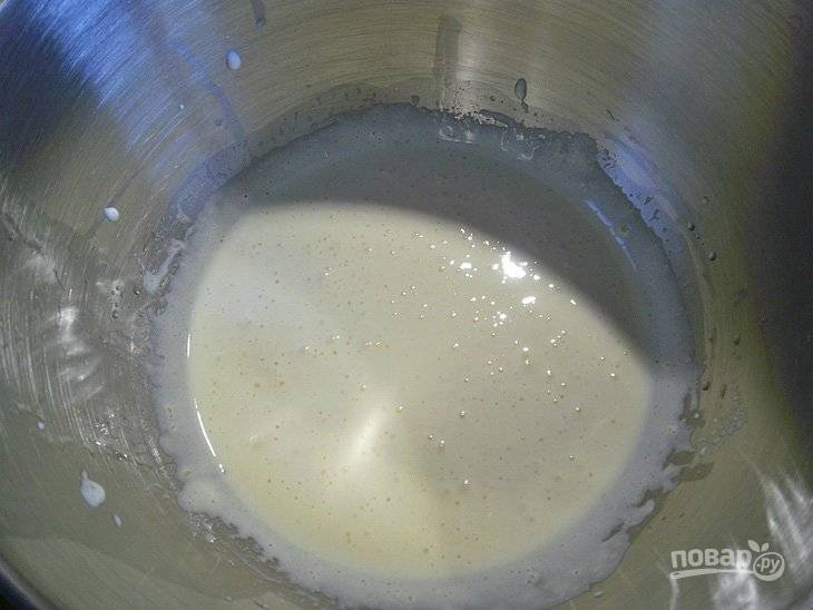 В другой миске взбейте половину сахара для теста с желтками в течение 5 минут миксером на максимальной скорости. Затем скорость снизьте, добавьте масло, воду и два вида экстракта. Продолжайте взбивать до получения густой массы.