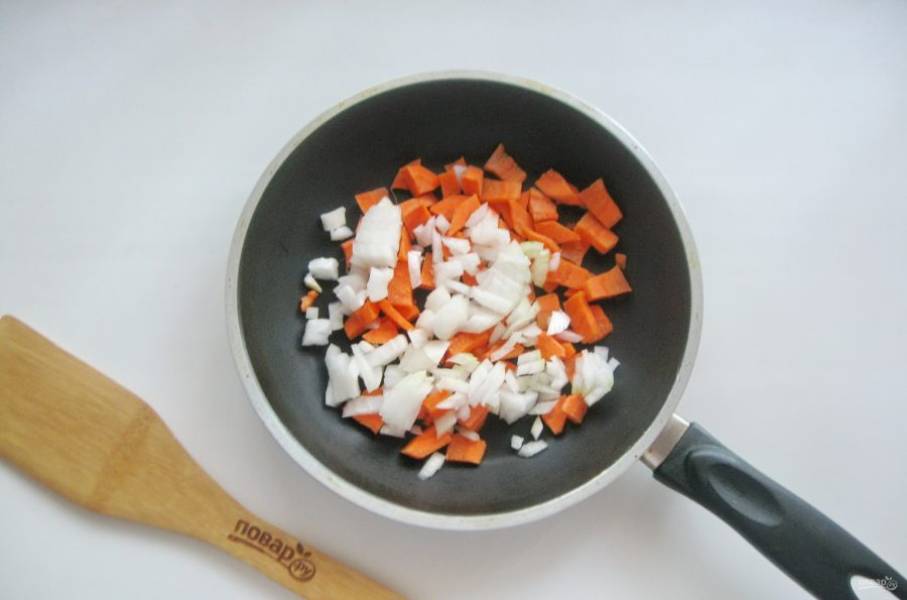 Морковь и лук очистите, помойте и мелко нарежьте. Выложите в сковороду.