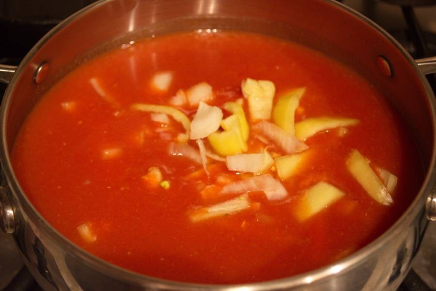 Соедините томатную массу (густой томатный сок) с нарезанными овощами. Поставьте на огонь и варите 1 час, периодами помешивая.