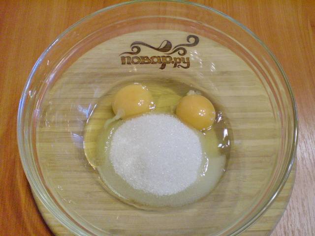 3. Переходим к тесту. Яйца миксером взбиваем с сахаром, пока не образуется густая пена.