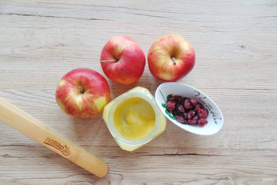 Подготовьте ингредиенты для запекания яблок.