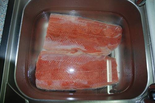 3. Поставим миску с рыбой на два дня в холодильник. Через два дня рыбу достаем и промываем в чистой воде 10 минут. 