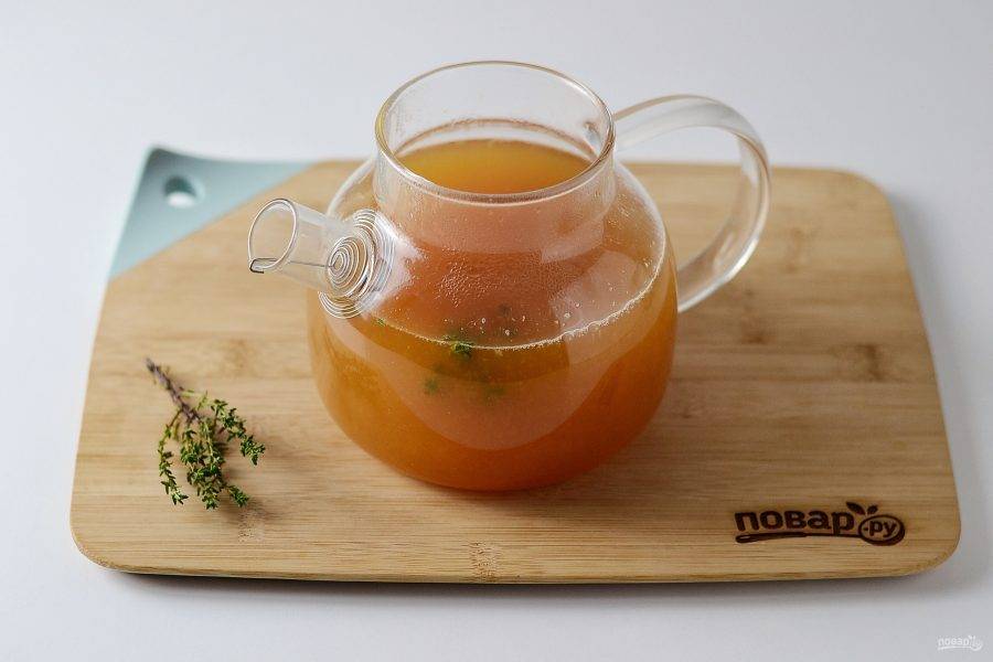 Перелейте получившийся чай в заварочный чайник, добавьте сахар, тимьян, апельсиновый и лимонный сок. Перемешайте.