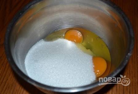 Насыпаем в миску, в которой будем делать тесто, сахар. Также добавляем яйца.