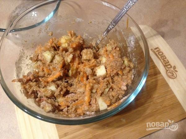 7. Добавим смесь сухих ингредиентов к морковке с яблоком и яйцами. Быстро перемешиваем тесто.