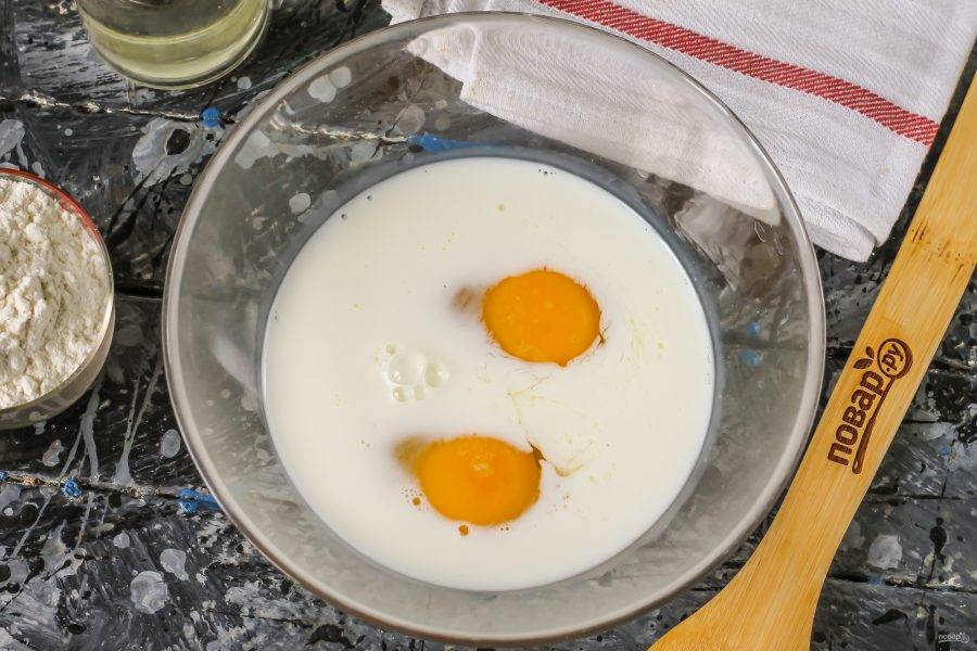 Куриные яйца взбейте с козьим молоком, сахаром и солью в глубокой емкости.