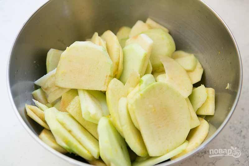 3.	Помойте и очистите от кожуры и сердцевины яблоки, порежьте яблоки тонкими ломтиками. Поместите яблоки в большую миску.