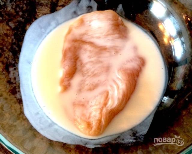 1.	Вылейте кефир в миску, выложите в него вымытое и сухое куриное филе.
