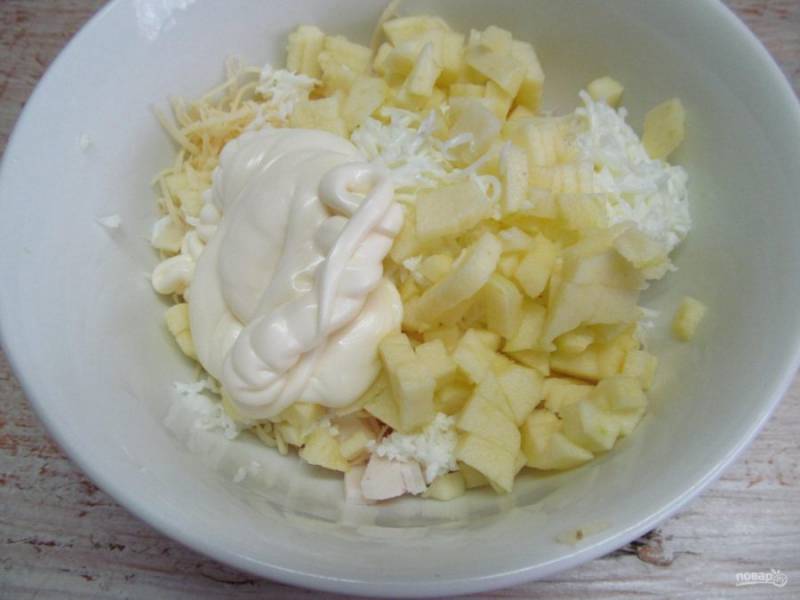 Яблоко очистить, удалить внутреннюю часть и нарезать мелким кубиком. Добавить яблоки в салат, заправить майонезом, перемешать. 