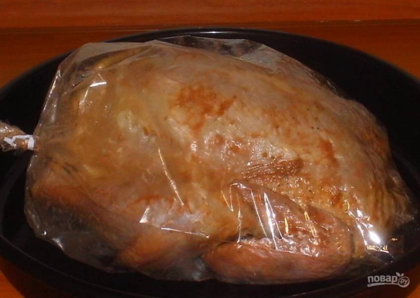 8.	Помещаю курицу с яблоками в рукав и отправляю в разогретый до 180 градусов духовой шкаф на 1 час (время указано примерно, может понадобиться больше или меньше).
