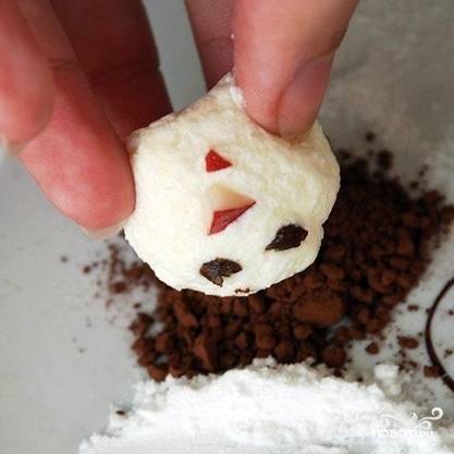 Обмакиваем голову снеговика в какао - это будут его волосы.