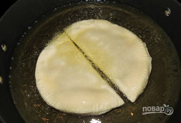 10. Разогрейте на сковороде растительное масло очень хорошо. Выкладывайте чебуреки и жарьте их на среднем огне до румяности с двух сторон. 