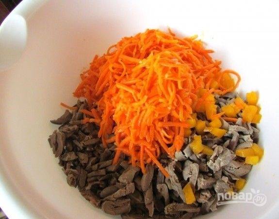 7. Отправьте в глубокий салатник. Добавьте морковь по-корейски. 