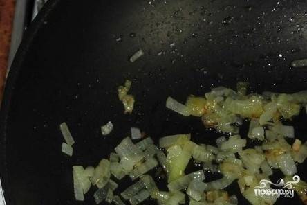 Лук почистите и мелко нашинкуйте. Разогрейте сковороду с оливковым маслом, обжарьте на ней лук до золотистого цвета.