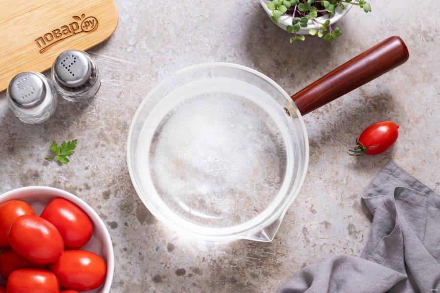 Для маринада вскипятите воду с сахаром и солью. Проварите, чтобы они полностью растворились. В конце влейте уксус.