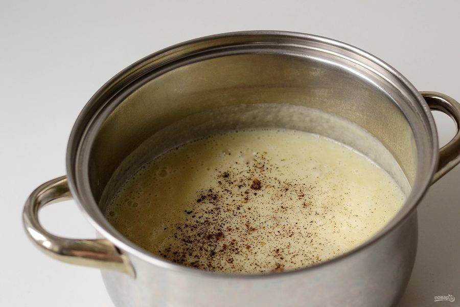 Добавьте соль, горчицу, черный молотый перец, сахар и мускатный орех. Прогрейте суп 1-2 минуты.