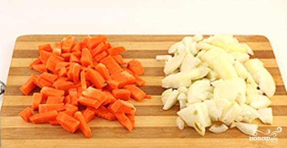 Лук порежьте небольшими кусочками или полукольцами, морковь натрите на крупной терке.