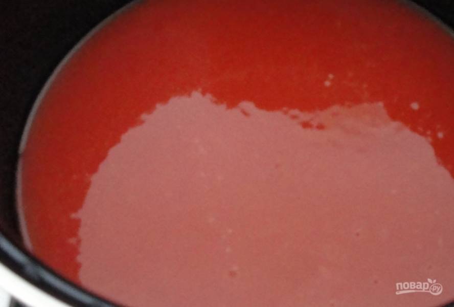 4. Можно пропустить через мясорубку свежие томаты или использовать обычный томатный сок (как в данном случае). Ставим емкость с соком на огонь и доводим до кипения.