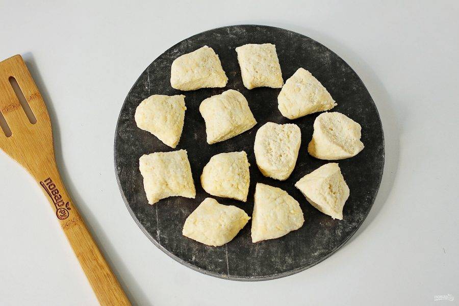 Разделите тесто на порционные кусочки. В зависимости от желаемого размера палочек может выйти от 8 до 14 штук.