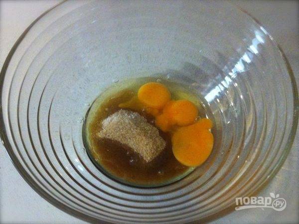 4.	В миску вбейте яйца, положите коричневый сахар.