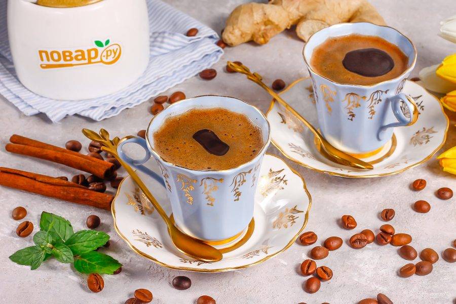 Разлейте кофе в чашки и подайте к столу горячим. По желанию добавьте в него сливки или молоко любой жирности.
