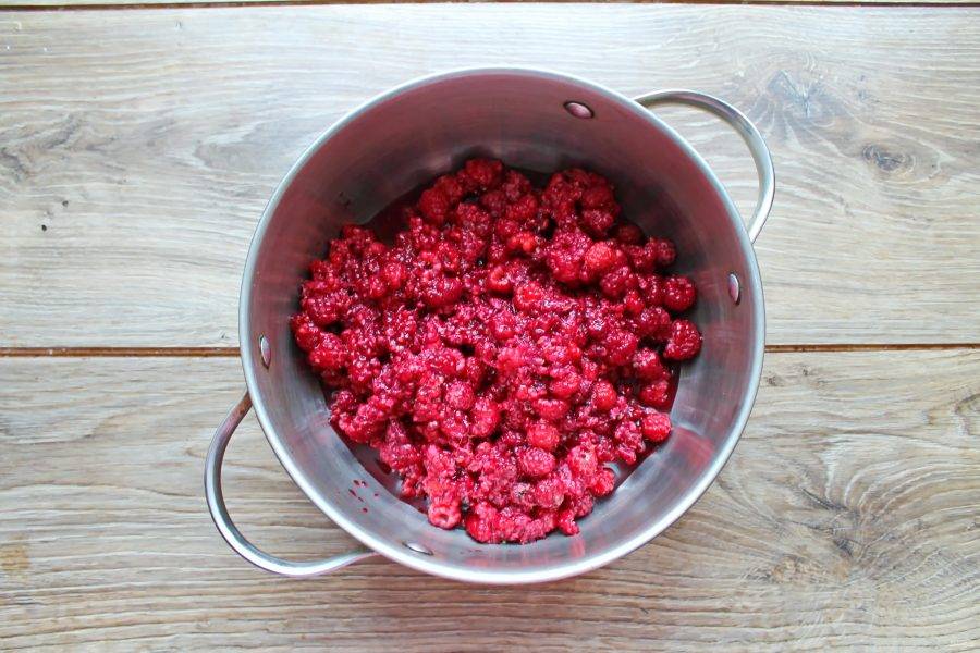 Малину переберите, сполосните и дайте воде полностью стечь. Выложите ягоды в кастрюлю.