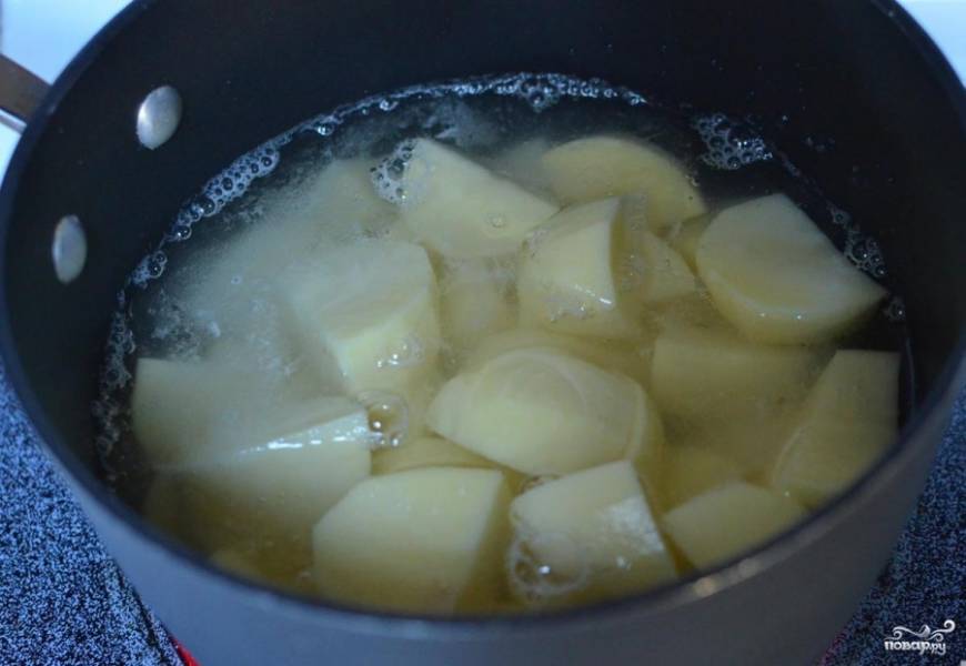 Сначала ставим варить картофель, затем делаем из него пюре, которое затем пойдет в начинку.