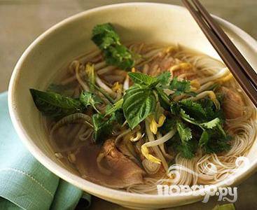 Вьетнамский говяжий суп с лапшой с имбирем