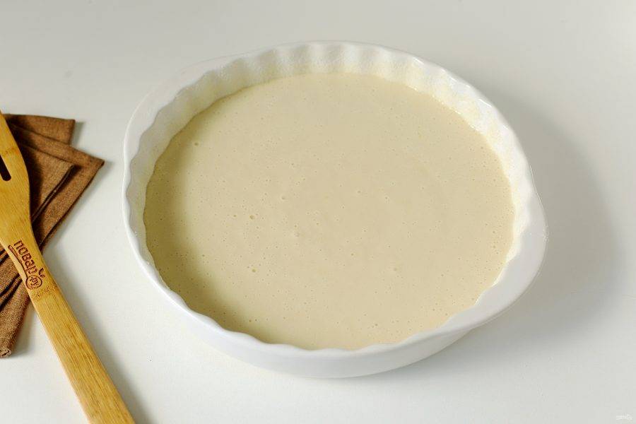 Перелейте тесто в смазанную маслом форму для запекания. Дно и бока предварительно можно посыпать манкой или мукой. Отправьте форму в разогретую до 180 градусов духовку примерно на 30-40 минут.