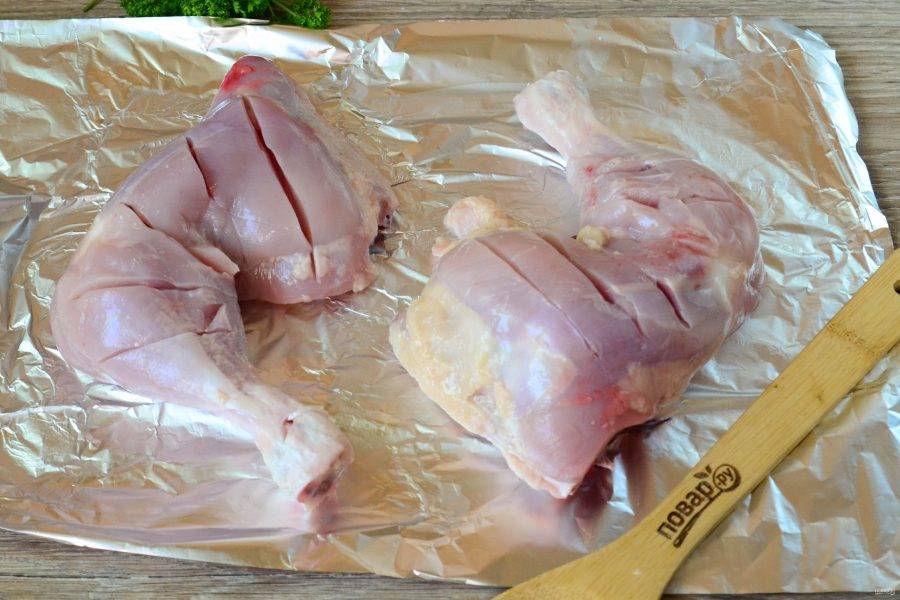 На куриных окороках сделайте глубокие надрезы, это поможет специям и соусу проникнуть вглубь мяса, а также сократит время запекания.